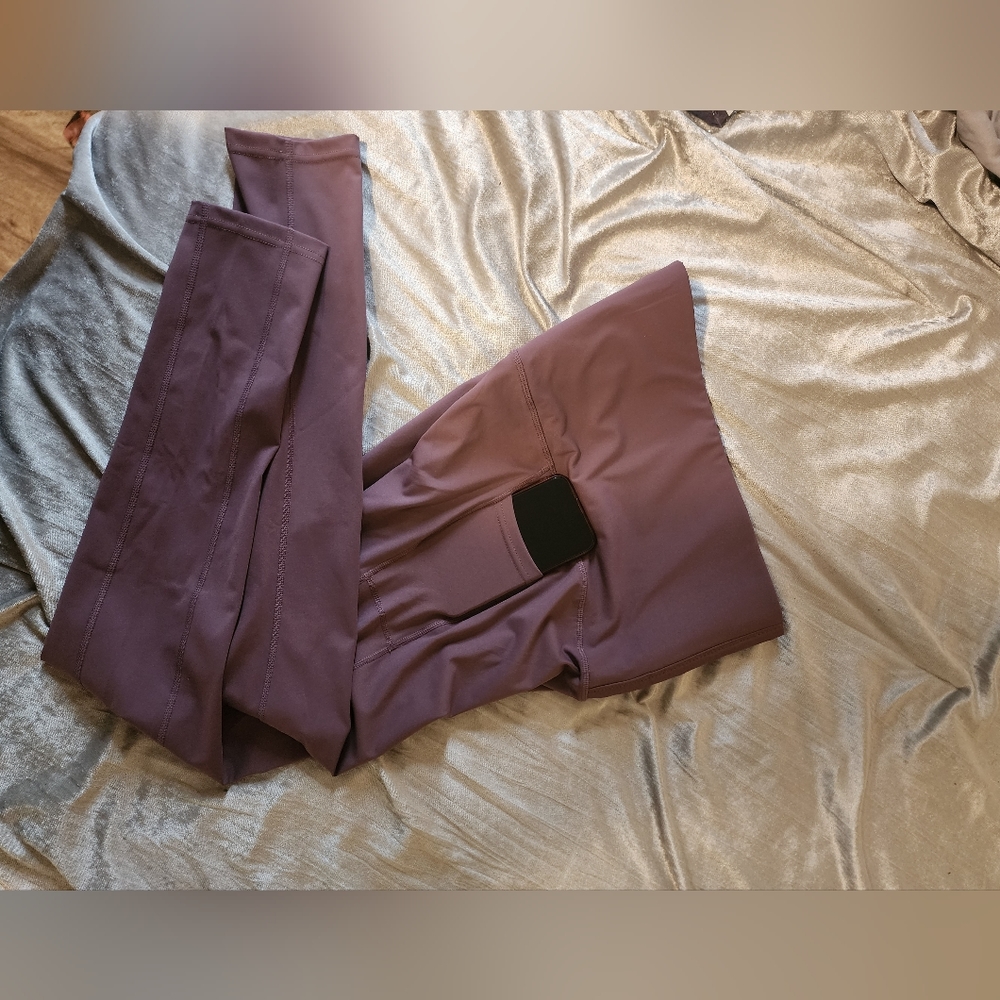 Cellphone pocket workout short Wicking pulls out sweat to keep you dry